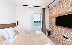La Riva Luxury Rooms